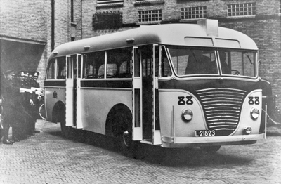 86384 Afbeelding van de Ford autobus nr. 88 (proefbus) van het G.E.B.R.U. bij de Firma S. Trapman aan de Leidseweg te ...